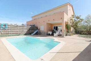 Casa aparellada  Carrer petúnia. Casa con licencia, piscina y garaje !