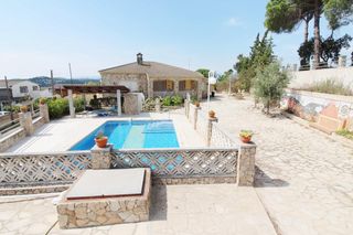 Casa  Olivera. 1 sola planta con piscina y garaje !