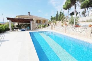 Casa  Carrer olivera. 1 sola planta con piscina y garaje !