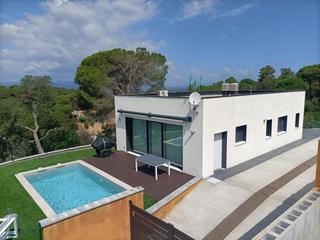 Haus in Carrer alzina 73. Casa a estrenar con piscina y vistas panorámicas