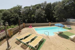 Casa a Del sol 33. Casa reformada con piscina delante una zona verde