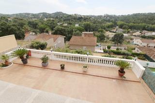 Casa in Carrer llorer 15. A estrenar, amplia casa, vista montaña