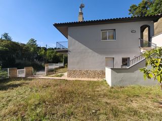 House in Avellaner 90. Totalmente reformada con garaje y jardin