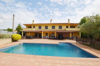Casa in De la plana 311. Dos viviendas con piscina y garaje