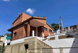 Casa  Pica d'estats. Casa de obra vista con garaje y jardin.