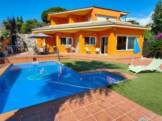 Casa a Calella. Casa con piscina y vistas a mar