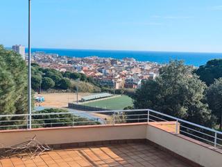 Casa a Calella. Gran casa con piscina y vistas al mar cerca del centro