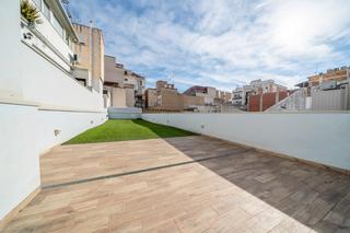 Casa a Calella. Casa y local en pleno centro de calella