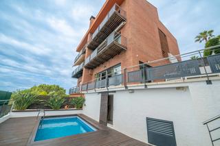 Casa a Calella. Casa con licencia turistica dividida en 2 viviendas, vistas a ma