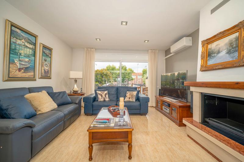 Foto c957dd4f-35cb-4050-aec0-b5c3c94f0db8. Casa amb xemeneia calefacció aparcament a Poblenou Pineda de Mar