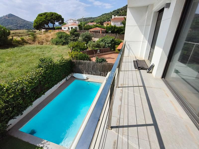 Foto 664e346e-f69b-4028-b3f2-5bdf2cadf0b7. Xalet amb xemeneia calefacció aparcament piscina a Pineda de Mar