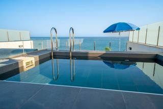 Àtic  Passeig marítim 60. Ático-dúplex con vias a mar y piscina privada