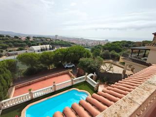 Casa en Calella. Gran casa de 6 dormitorios, con piscina y vistas al mar