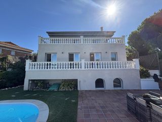 Casa  Carrer de josep gallart i parera. Casa reformada con piscina y vistas a mar