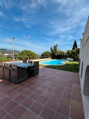 Maison  Carrer de josep gallart i parera. Casa reformada con piscina y vistas a mar