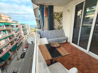 Pis  Avinguda del mediterrani. Piso alto, con terracita y vistas laterales al mar.