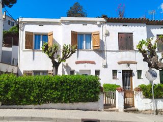 Casa  Carrer de la merc�. Preciosa casa de pueblo en pleno centro junto a la riera.
