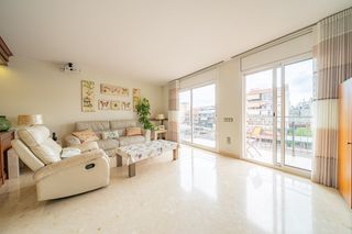 D�plex  Carrer de prat de la riba. �tico duplex con salon comedor de 50 m2 y cocina de 30m2 y terra