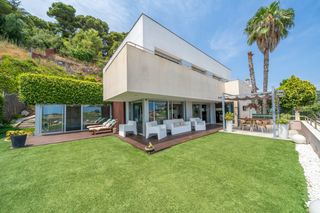 Xalet  Carrer lluís m? albin solà. Casa a 4 vientos con 2 piscinas y vista al mar
