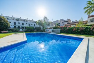 Casa adossada  Carrer de sant antoni. Un oasis en pleno centro del pueblo.