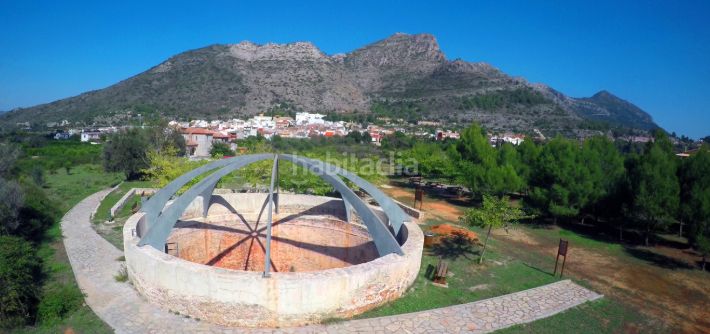 Foto a94be13d-00d5-4bd9-a5c5-a92fff438d39. Casa adossada amb xemeneia aparcament a Barx