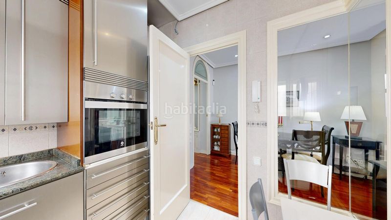 Piso de tres dormitorios con mucha luz, altura y ubicación privilegiada en la avenida del puerto! en Valencia - Imagen 11