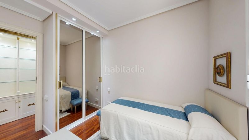 Piso de tres dormitorios con mucha luz, altura y ubicación privilegiada en la avenida del puerto! en Valencia - Imagen 20