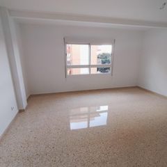 Rent Flat  Calle hospital. Estupenda vivienda de cuatro dormitorios!