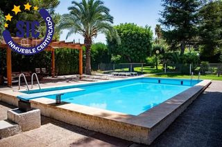 Chalet  Calle los patos. Un chalet con siete habitaciones, piscina, jardín y parcela adic