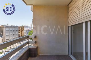 Pis a Aldaia. Vivienda amplia en finca señorial con ascensor en plaza del ayun