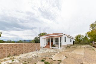 Haus  Monserrat - montserrat - poligono numero. Chalet en suelo rústico con piscina en la urb. les valletes mont