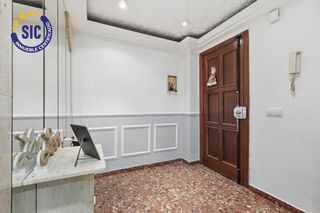 Flat in Aldaia. Vivienda amplia, con balcón en finca con ascensor. aldaia zona c