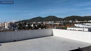 Àtic a Carrer màlaga 13. Ático/local alquilado con 140m de terraza solo inversores