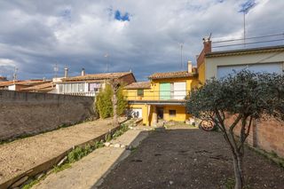 Casa adosada  Torelló. Casa de 300 m2 amb jardi per reformar