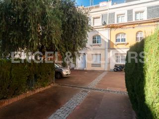 Casa adossada  Passeig de la bonanova. Casa de estilo inglés en bonanova