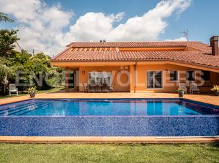 Maison à Llinars del Vallès. Fantástica casa con piscina en llinars vallès