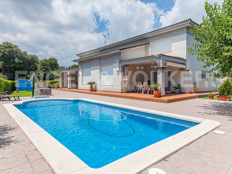 Foto 8ee4a68c-a2c1-44e5-ae21-0cbcbc4f8235. Casa amb calefacció aparcament piscina a Castellarnau Sabadell