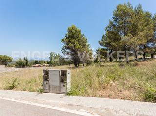 Terrain résidentiel à Castellví de Rosanes. Parcela esquinera con vistas excepcionales