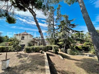Stadtgrundstück in Valldoreix. Magnífico terreno con casa en valldoreix