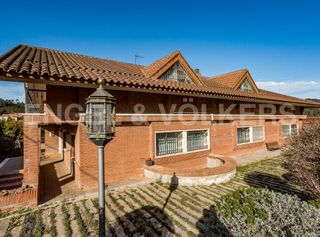 Chalet en Torrelles de Llobregat. Fantastica villa con gran parcela