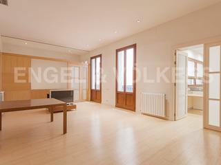 Apartament a Raval. Imponente piso en finca restaurada