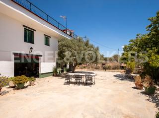 Masia  Masía mari rosa. Acogedora masía con 40.000m2 de terreno a tan solo 1.5km de la p