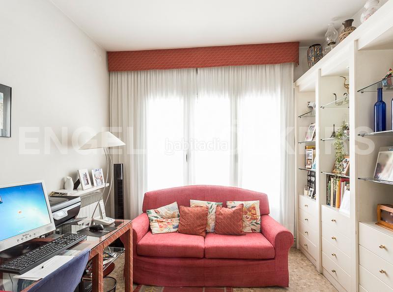 Foto 148897e3-9c0c-40c7-9d6e-3e8d0bc0b636. Casa adossada amb calefacció aparcament a Centre Badalona