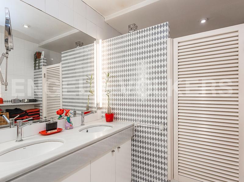 Foto 152f7a35-1587-4ca4-ad4b-cc2a32a0d5e8. Casa adossada amb calefacció aparcament a Centre Badalona