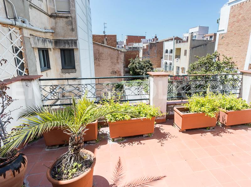 Foto 8cdd897d-ee1a-4246-bdd4-120af1a1e009. Casa adossada amb calefacció aparcament a Centre Badalona