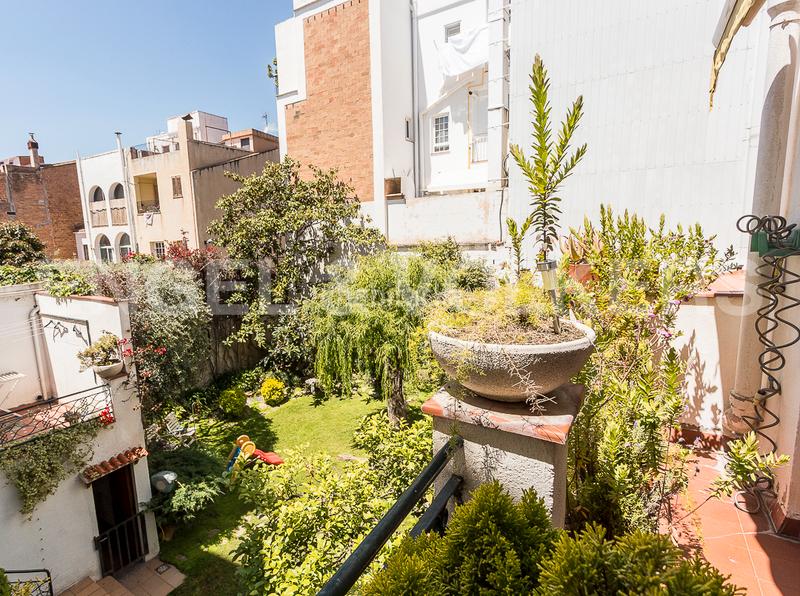 Foto a50bdee9-ed5e-4199-859c-7605b6817fa6. Casa adossada amb calefacció aparcament a Centre Badalona