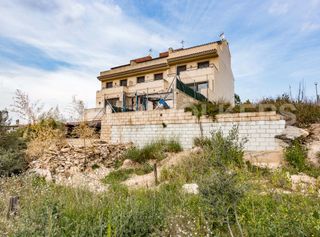 Casa adosada en Castellet i la Gornal. Casa esquinera de obra nueva con vistas y sol