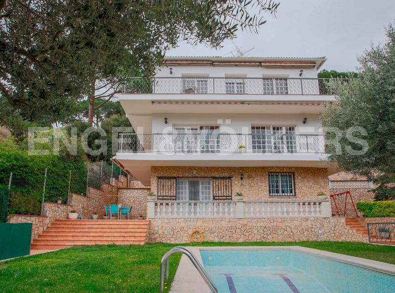 Foto 8920a7fd-0dce-4e02-9b06-806a6070508f. Casa chalet unifamiliar con piscina y privacidad en Dosrius