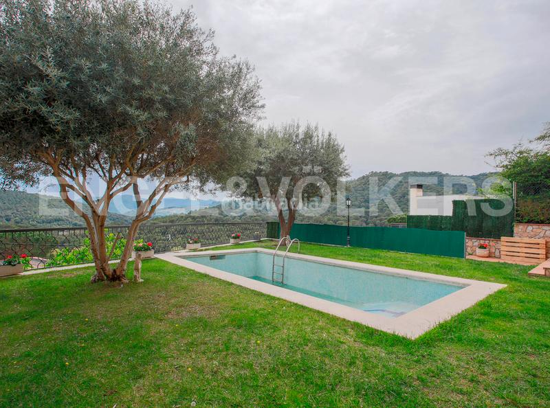 Foto 9671d501-d1a1-4db1-80f8-2b7b3c99347f. Casa chalet unifamiliar con piscina y privacidad en Dosrius