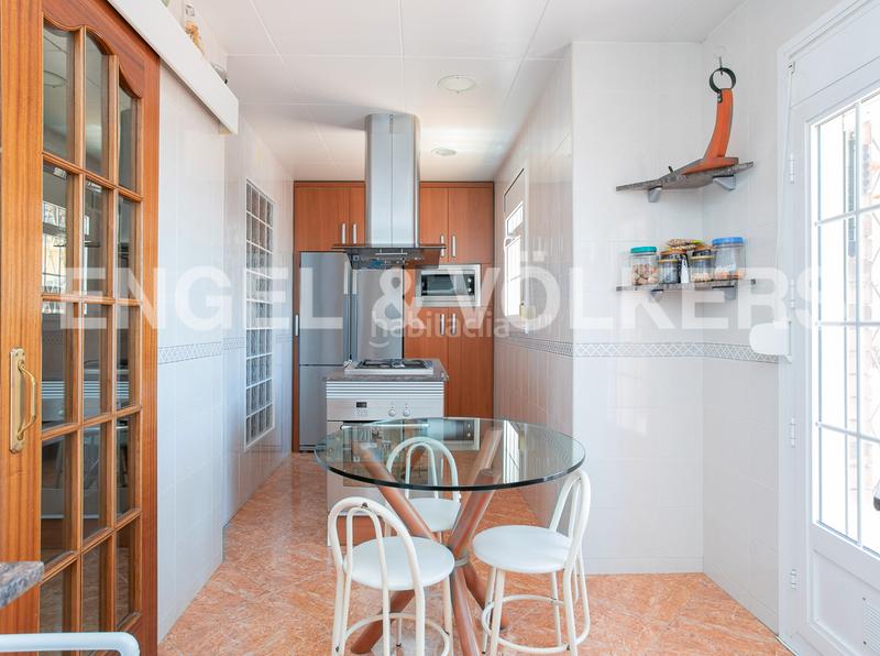 Foto 06440240-bdcf-456f-b02e-2a1282c6c517. Casa con riscaldamento parcheggio piscina in La Miranda Esplugues de Llobregat